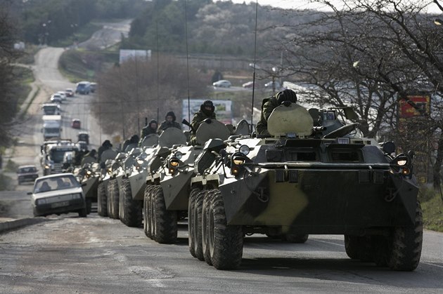 Ruské transportéry na Krymu (12. b�ezna 2014)