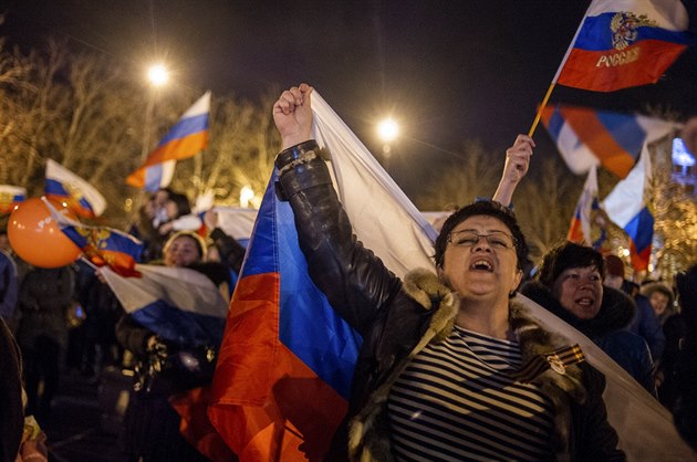 P�edb�né výsledky referenda vítaly v Simferopolu tisíce lidí (16. b�ezna 2014)