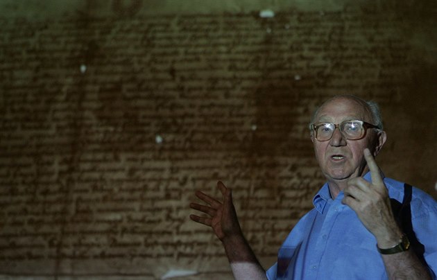 Bývalý u�itel a amatérský historik a badatel Josef Krám z Rychnova nad Kn�nou.