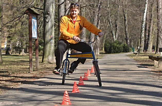 Slalom na jízdním kole pojmenovaném Baletka.