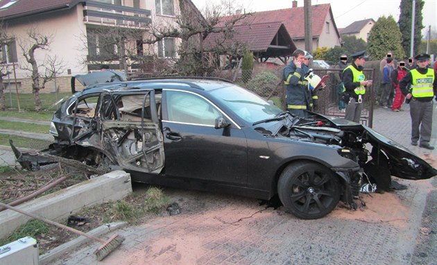Auto je po nehod� po�ádn� zdemolované.