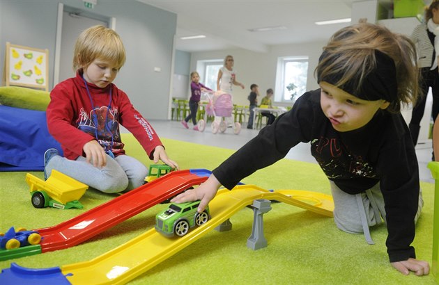 Za pár týdn se dti z nové mateské koly mohou tit i na hrací prvky na...