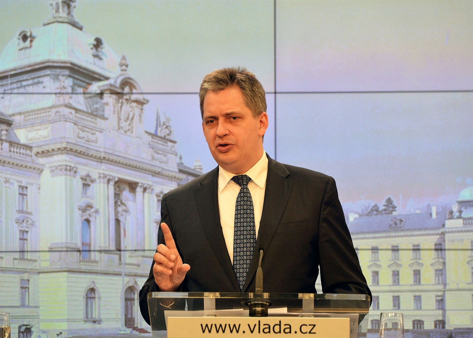 Ministr pro lidská práva a �éf legislativní rady vlády Ji�í Dienstbier