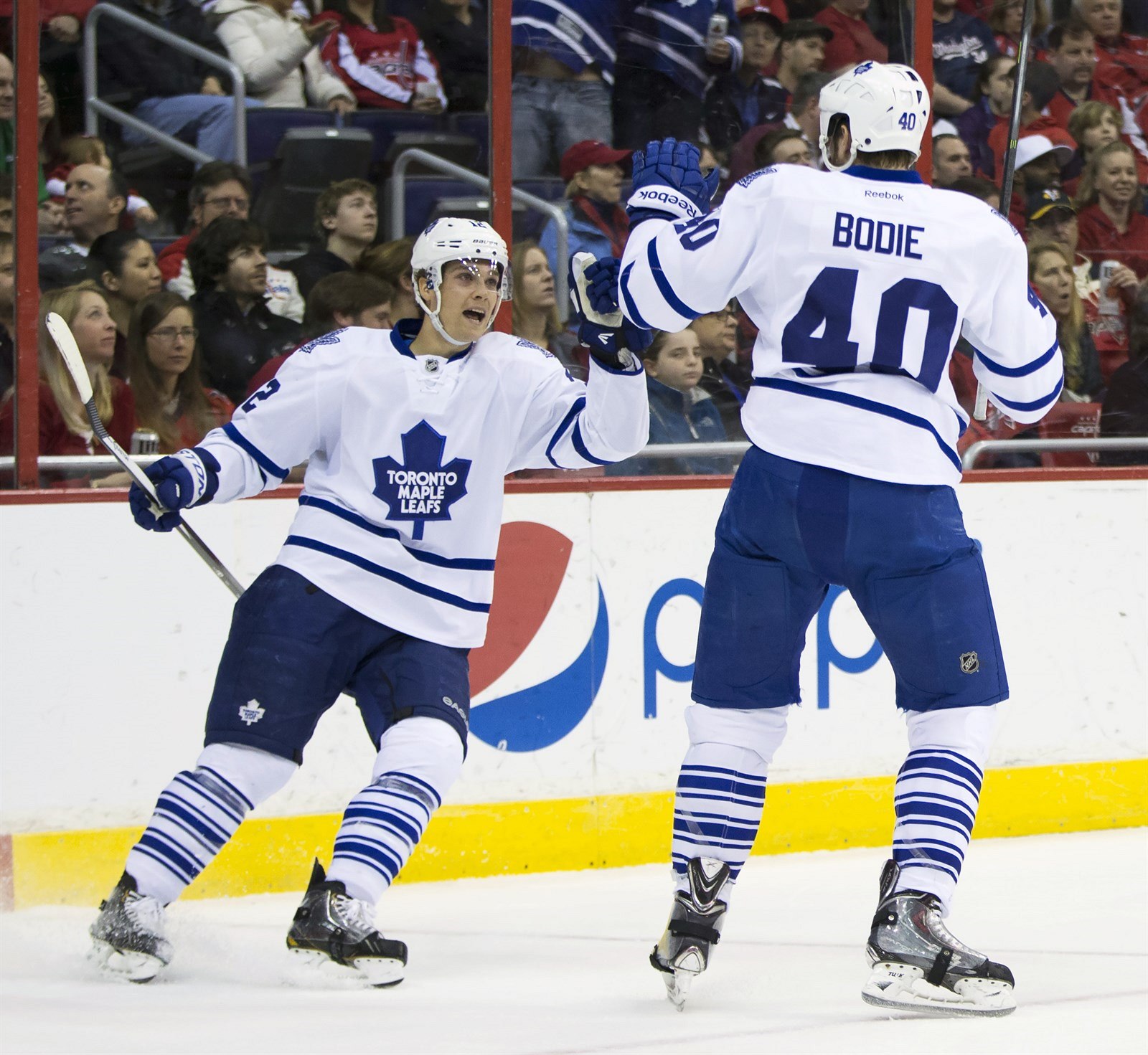 Mason Raymond (vlevo) a Troy Bodie slaví gól Toronta.