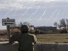 Ukrajinský voják v Chersonské oblasti na pomezí Krymu a Ukrajiny (17. bezna...