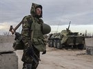 Ukrajinský voják v Chersonské oblasti na pomezí Krymu a Ukrajiny (17. bezna...