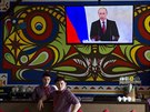Projev Vladimira Putina sledovali i obyvatelé Simferopolu (18. bezna 2014)