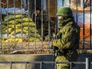 Rutí vojáci v Simferopolu (19. bezna 2014)