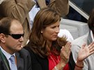 Mirka Federerová sleduje svého mue Rogera ve finále Roland Garros (2009).