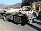 Kamion s n�v�sem se v M�chenic�ch u Prahy neve�el pod �elezni�n� viadukt...