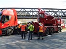 Kamion s n�v�sem se v M�chenic�ch u Prahy neve�el pod �elezni�n� viadukt...