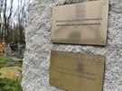 ulový pomník na praských Olanských hbitovech s tabulkou a nápisem v...
