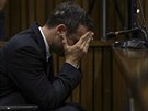 Oscar Pistorius poslouchá svdectví pi soudním jednání v jihoafrické Pretorii...