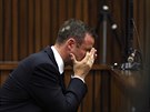 Oscar Pistorius bhem probíhajícího soudu v JAR (19. bezna)