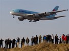Poprvé v barvách Korean Air. Stovky lidí sledují pílet obího Airbusu A380 do...