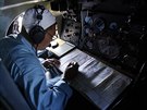 Vojenský dstojník bhem pátrací akce po zmizelém letounu s 239 lidmi na palub