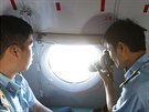 Vojáci zachycují fotografie údajných trosek po pádu vietnamsého letounu. V...