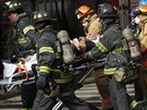 Hasii vynáejí zranné ze zícené budovy v newyorské tvrti Harlem (12. bezna...