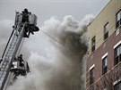 Newyorskou tvr Harlem zavalil krátce po explozi silný erný dým (12. bezna...
