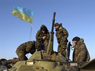 Ukrajintí vojáci hlídkují na bezpenostním stanoviti ve vesnici Salkovo...