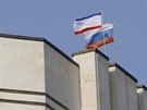 Krymská a ruská vlajka na budov parlamentu v Simferopolu. (12. bezna 2014)