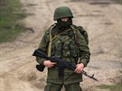 Ozbrojenec hlídá nedaleko základny ukrajinských voják u Perevalnoje. Podle...