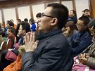 Píbuzný jednoho z cestujících letu MH370 se modlí pi tiskové konferenci v...