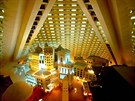 Interiér hotelu Luxor v Las Vegas v Nevad. Výtahy v tomto slavném hotelu ve...