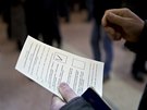 Lidé hlasují v referendu v krymském Simferopolu (16. bezna 2014).