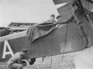 Písluníci nmecké Luftwaffe si prohlíejí svoji "koist" na letiti v...