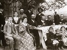 Návtvníci výletní kantýny pana Bouka v Hradci Králové v roce 1907....