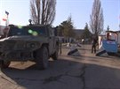 Ruská vojenský technika u ukrajinské vojenské základny u Simferopolu.