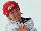 OBHÁJILA. Mikaela Shiffrinová s globem za celkové vítzství v SP ve slalomu.