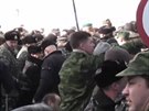 Stety mezi proruskými radikály a ukrajinskými vojáky ped sídlem ukrajinského...