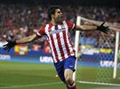 U JE TAM! Útoník Diego Costa z Atlétika Madrid oslavuje svj gól v osmifinále...