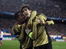 MILUJI AC MILÁN. Brazilský ofenzivní záložník Kaká ukazuje po svém gólu na logo...