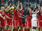 OSLAVA POSTUPU. Fotbalisté Bayernu Mnichov se radují z postupu do tvrtfinále...