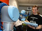 Programování robota se provádí pomocí připojeného dotykového displeje (lze...