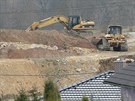 Hromady hlíny ve Lhot zaaly v pátek rozhrnovat a válcovat stavební stroje.