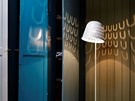 Lampa, která "vrhá" vzory do okolí (lakovaná ocel, design Jon Karlsson....