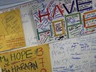 Na letiti v malajsijském Kuala Lumpur vznikla "tabule nadje", kam lidé píí...
