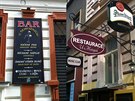 Lublaská ulice na Praze 2 nabízí hezký kontrast. Zákazníky láká dovnit "Bar U...