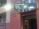 Kafka na mol v Kafkov ulici v praských Dejvicích. (6. 3. 2014)