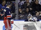 Henrik Lundqvist (vpravo) a Anton Stralman debatuj u padl branky NY Rangers.