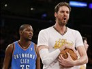 Pau Gasol (vpravo) z LA Lakers slaví povedenou akci, Kevin Durant z Oklahoma...