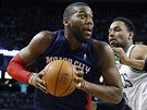 Greg Monroe (vlevo) z Detroitu se prosazuje pes Jareda Sullingera z Bostonu.