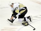 Sidney Crosby z Pittsburghu si ped utkáním s Washingtonem zavazuje brusli.