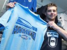 Leo� �erm�k s upraven�m logem hokejov� Komety Brno a vous��em na tri�ku.
