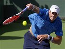 John Isner pi podání na turnaji v Indian Wells.