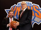 Phil Jackson (vpravo) pebírá NY Knicks coby nový prezident. V této roli stídá